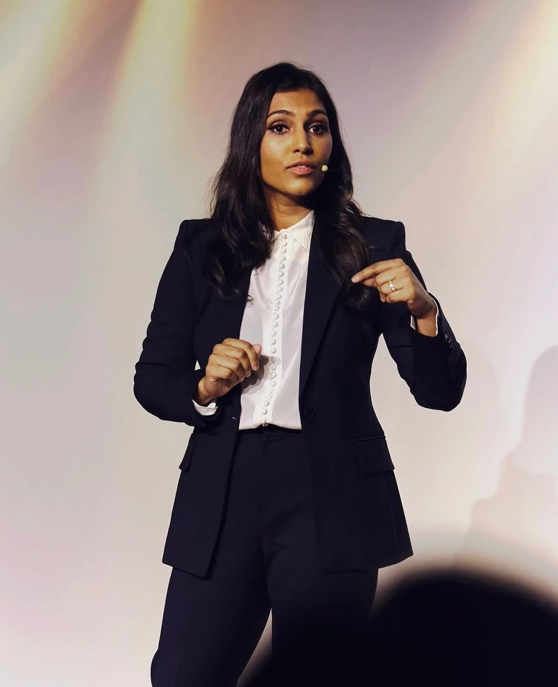 Saranya P. Wyles，醫學博士、哲學博士，透過細胞老化（衰老）和再生醫學的角度，專注於皮膚老化和傷口癒合的科學研究。Wyles 醫生目前工作的目標是開發新的再生療法和皮膚科臨床試驗，以對抗衰老細胞以及與年齡相關的皮膚疾病的有害影響。