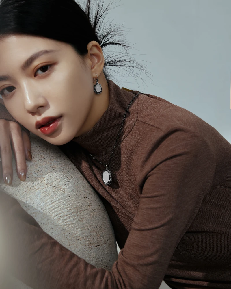 透過時尚KOL Una Yang的詮釋,更可窺見2025年度 HERITAGE 系列亞洲限定純銀白色月光石珠寶的盈潤柔美風貌。 透過時尚KOL Una Yang的詮釋,更可窺見2025年度 HERITAGE 系列亞洲限定純銀白色月光石珠寶的盈潤柔美風貌。