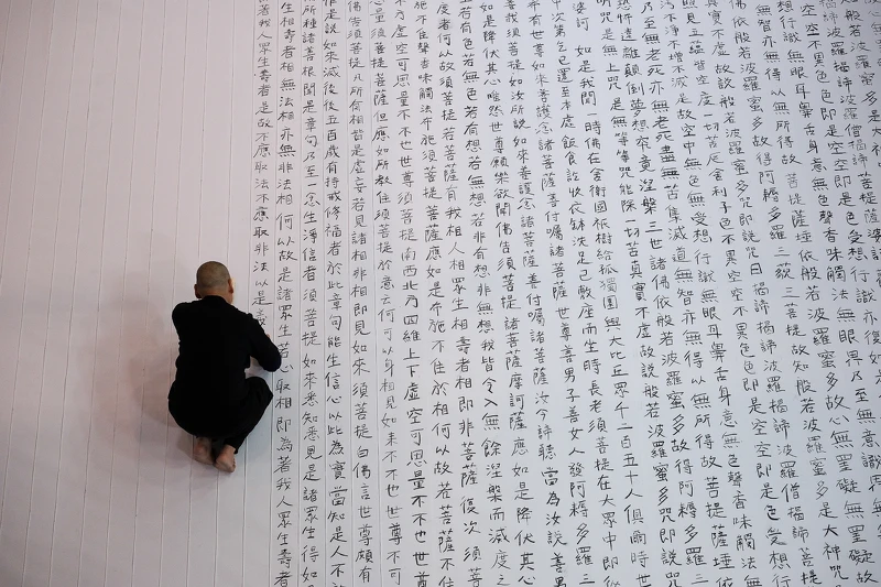 高美館《行者十步:蔡明亮》將於2025年5月月登場|蔡明亮於龐畢度中心抄寫經文,王雲霖攝 高美館《行者十步:蔡明亮》將於2025年5月月登場|蔡明亮於龐畢度中心抄寫經文,王雲霖攝