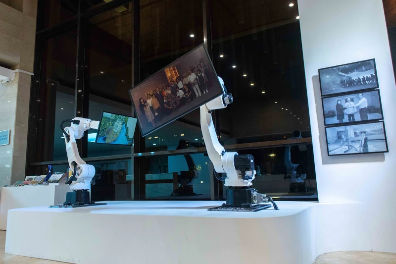 高美館《映遇時光》展演計畫與E Ink元太科技、上銀科技跨域合作,擴大電子紙看板的運用形式。 高美館《映遇時光》展演計畫與E Ink元太科技、上銀科技跨域合作,擴大電子紙看板的運用形式。