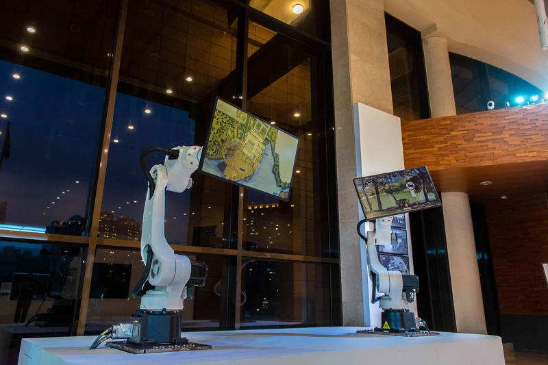 高美館《映遇時光》由藝術家羅禾淋設計,為結合電子紙看板與機械手臂之藝術展演計畫。 高美館《映遇時光》由藝術家羅禾淋設計,為結合電子紙看板與機械手臂之藝術展演計畫。