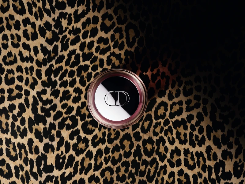 迪奧香氛世家高訂香氛瓶蓋-豹紋情境圖。