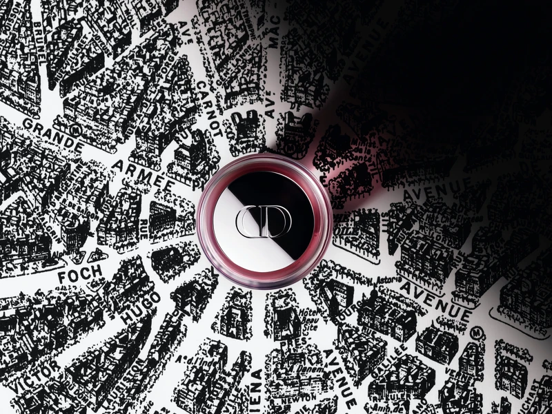 迪奧香氛世家高訂香氛瓶蓋-巴黎地圖情境圖。