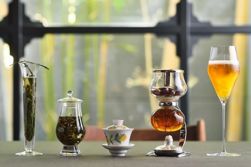 餐廳獨創「Tea Pairing」,以中、日茶佐餐,甚至延伸結合酒飲,探索味覺的全新體驗。 餐廳獨創「Tea Pairing」,以中、日茶佐餐,甚至延伸結合酒飲,探索味覺的全新體驗。