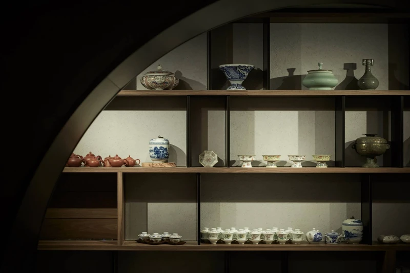 餐廳空間擺設了許多茶器。 餐廳空間擺設了許多茶器。