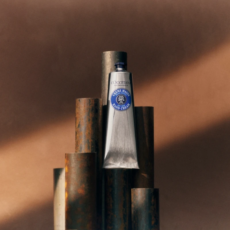 L'OCCITANE歐舒丹乳油木護手霜150ml情境照。