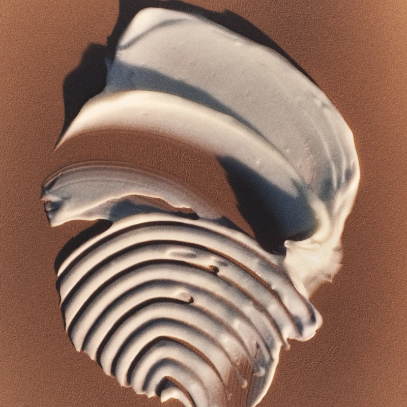 L'OCCITANE歐舒丹乳油木護手霜質地。