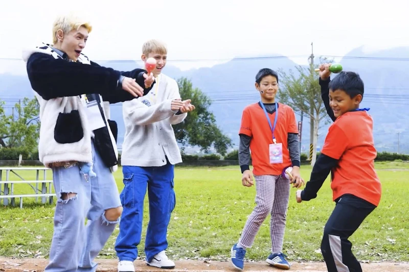  VERA前進花蓮古風國小，秒變陪玩大哥哥與學童熱情互動。