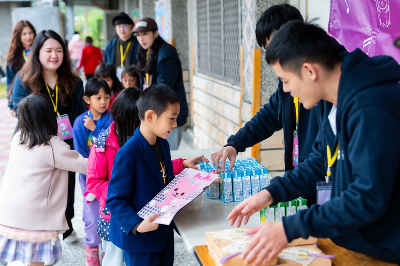 生活飲料熱情提供旗下系列飲品，為學童補充滿滿能量。