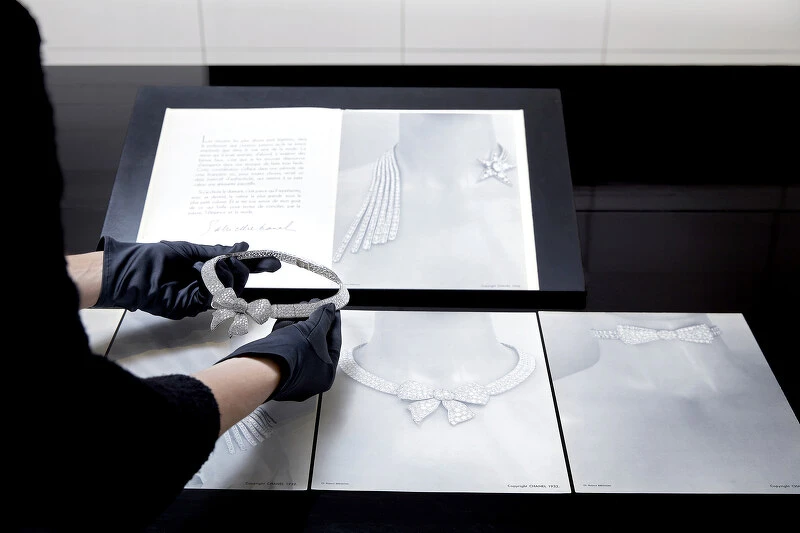 《Bijoux de Diamants》鑽石珠寶系列「Noeud」項鍊及「Franges」項鍊與手鍊，照片中文件出自 1932 年原版新聞資料及當時Robert Bresson 所拍攝的典藏照片，由香奈兒腕錶暨高級珠寶文化資產部門典藏