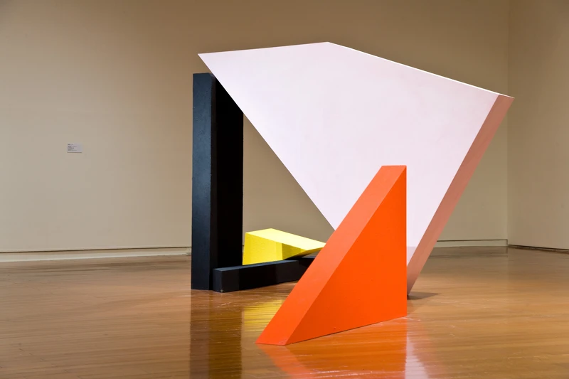 賴純純《粼光1（向林壽宇致敬）》，1984-2013，壓克力顏料、沙、木板，243×234×184cm。藝術家自藏。