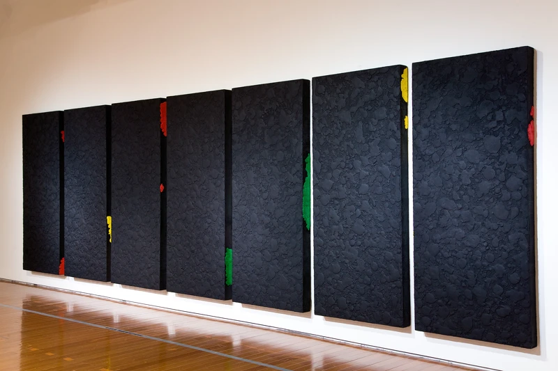 賴純純《紅、黃、綠七聯作》，1983，壓克力顏料、沙、木板，210×92×12cm (×7)。臺北市立美術館典藏。