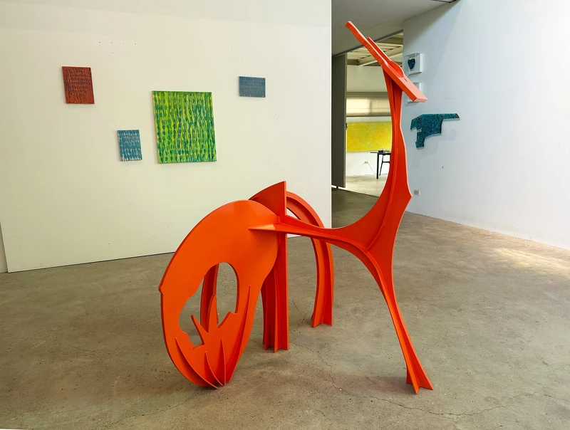 賴純純《橘色小鹿》，2022，鐵、漆，150×120×150cm。藝術家自藏。