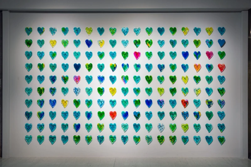 賴純純，《黑潮》，2025，有機玻璃、不鏽鋼，275 × 435公分，藝術家自藏。圖像由臺北市立美術館提供。