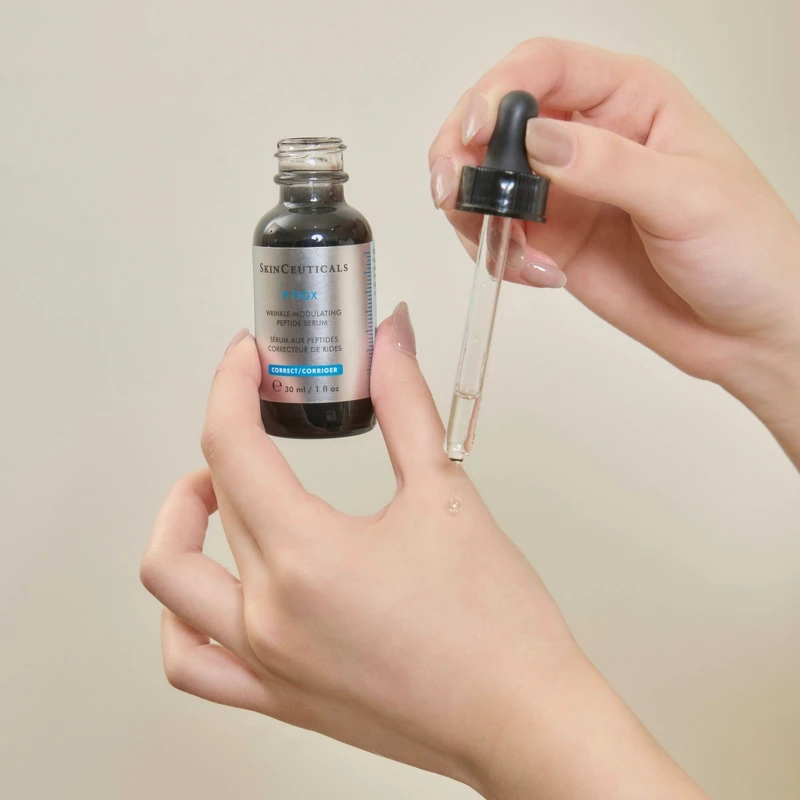 修麗可P-TIOX超胜肽抗皺極光精華質地示意。 修麗可P-TIOX超胜肽抗皺極光精華質地示意。