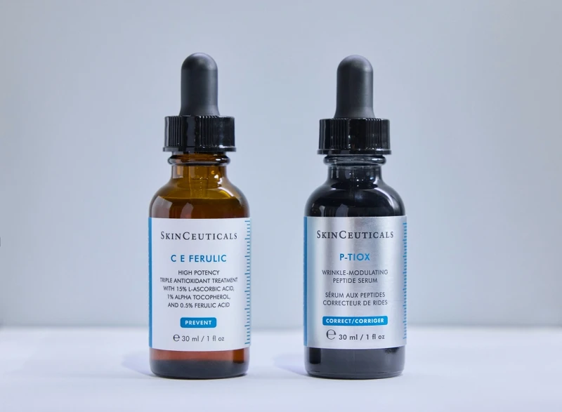 (左)修麗可超濃度CE緊緻修護抗氧化精華與(右) P-TIOX超胜肽抗皺極光精華。 (左)修麗可超濃度CE緊緻修護抗氧化精華與(右) P-TIOX超胜肽抗皺極光精華。