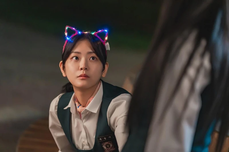 過了健檢禹瑟琪還沒拿下圍巾，在校慶中帶上狗耳朵髮飾，一臉小奶狗眼神望著劉潔伊，很有臣服於劉潔伊之感