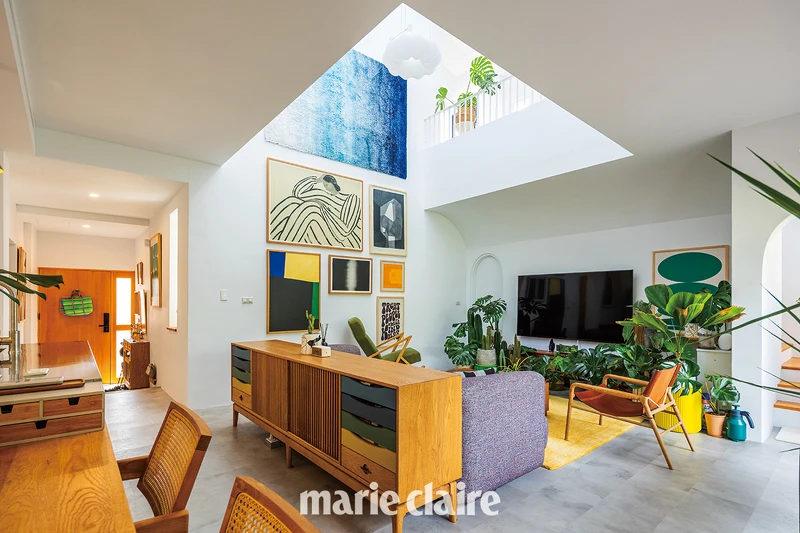 以純白為基底的 LAA house，透過各色家具與藝術作品增添房子活潑調性。 