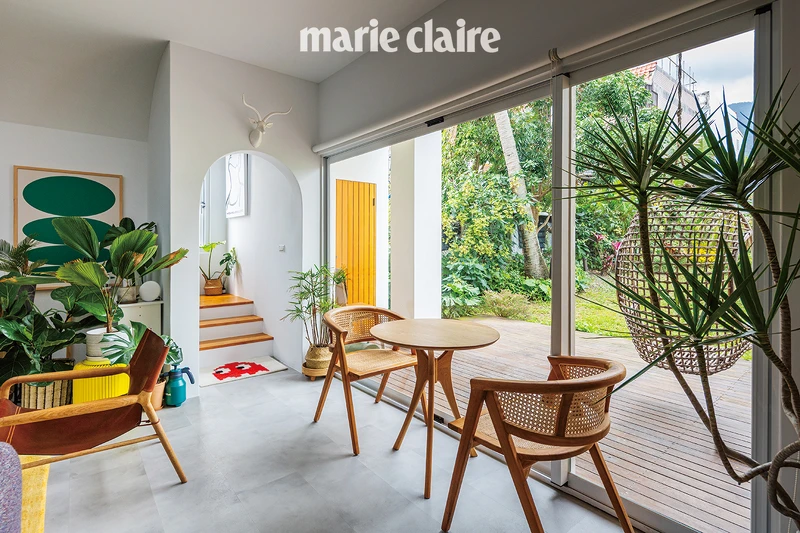 早晨一邊在窗前喝杯咖啡，一邊欣賞庭院美景，是 Jimmy 每日必備的儀式感。