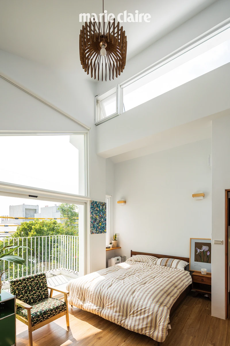 主臥室挑高與大面落地窗設計，在自然光下顯得特別怡人。