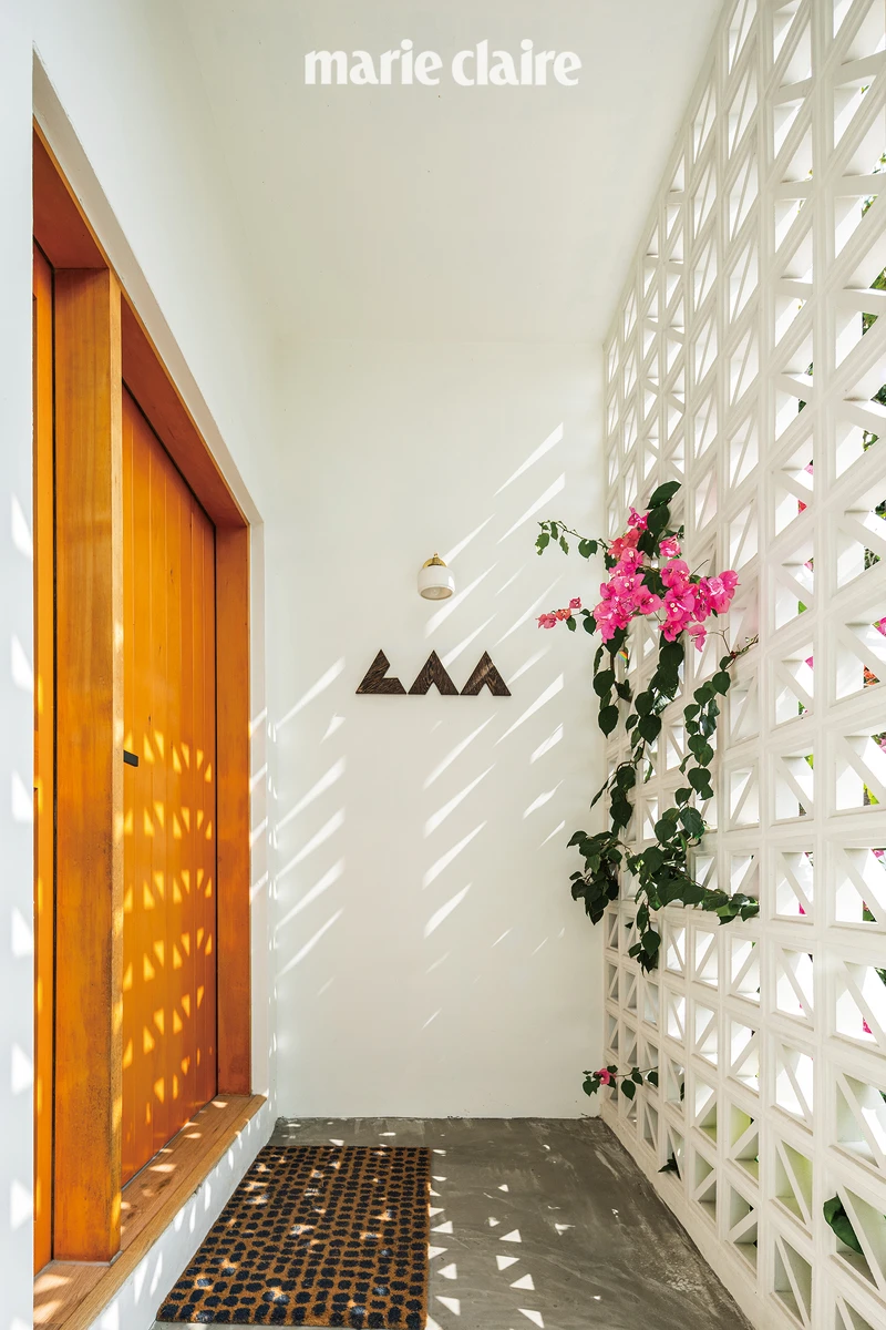 呼應斜屋頂的鏤空花牆牆，在陽光照耀下特別迷人。