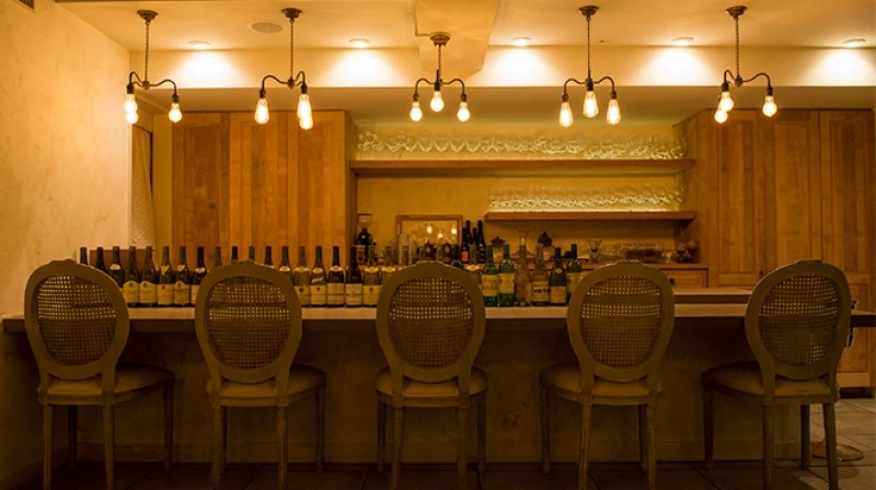 餐廳主要在晚間營業，提供 Omakase 無菜單套餐形式。