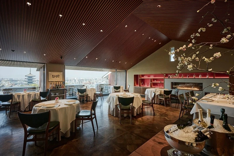 餐廳內部宛如美術館般的氛圍。 餐廳內部宛如美術館般的氛圍。