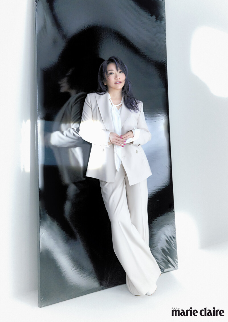 白色西裝外套、白色西裝長褲,both by Weekend Max Mara;白色雪紡襯衫,ba&sh。 白色西裝外套、白色西裝長褲,both by Weekend Max Mara;白色雪紡襯衫,ba&sh。