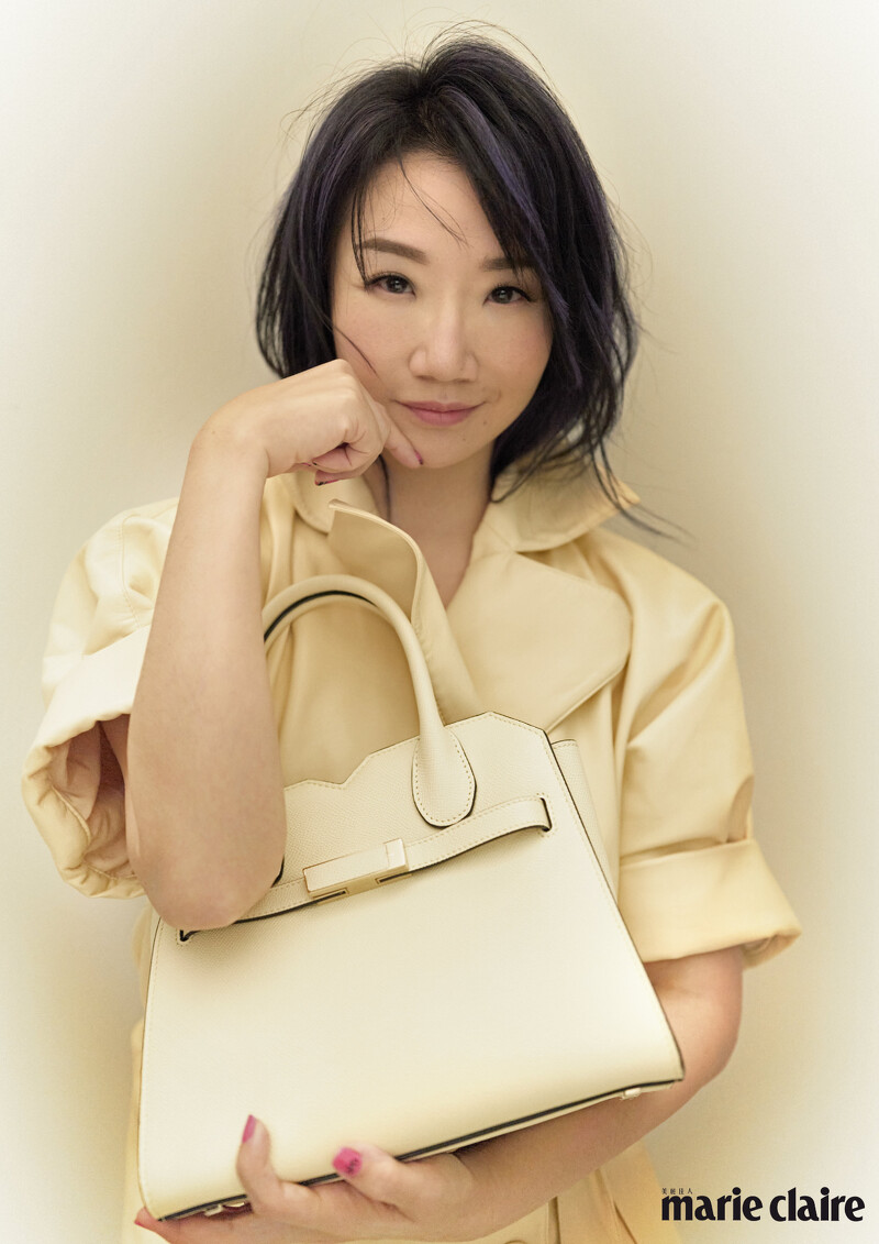 小羊皮連身洋裝,Boss、Milano羊皮紙白手提肩背包,Valextra。 小羊皮連身洋裝,Boss、Milano羊皮紙白手提肩背包,Valextra。