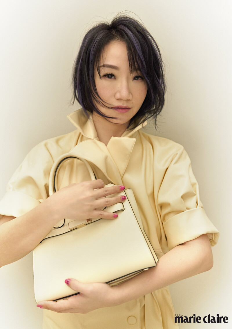 小羊皮連身洋裝,Boss、Milano羊皮紙白手提肩背包,Valextra。 小羊皮連身洋裝,Boss、Milano羊皮紙白手提肩背包,Valextra。