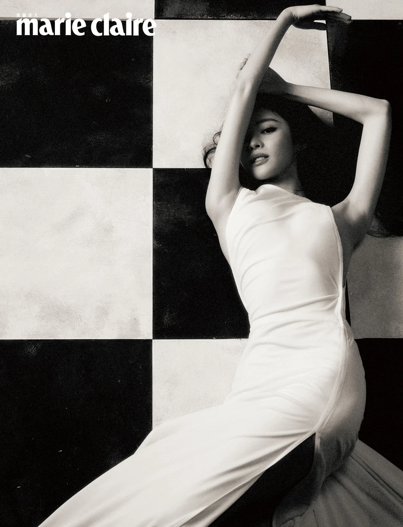 白色長洋裝、紅色鉚釘高跟鞋,both by Gucci。 白色長洋裝、紅色鉚釘高跟鞋,both by Gucci。