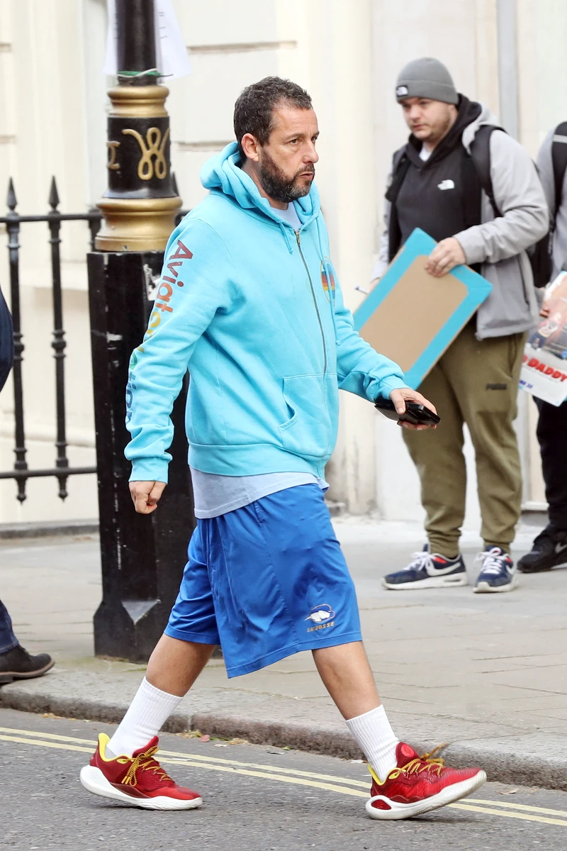 同件外套早就多次出現在亞當山德勒的日常當中。 同件外套早就多次出現在亞當山德勒的日常當中。