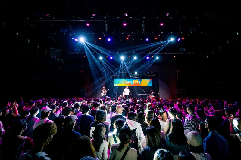 誠品青春博覽會，吸引全台逾150組表演好手熱烈報名，3/15、3/22在誠品生活新店黑盒子最終舞台。（2023「冰球樂團」現場表演示意圖）