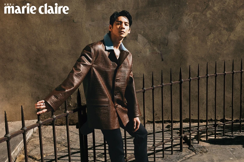 咖啡色皮外套、粉色串珠印花襯衫、黑色羊毛長褲、Burn短靴、項鍊，All by Gucci。