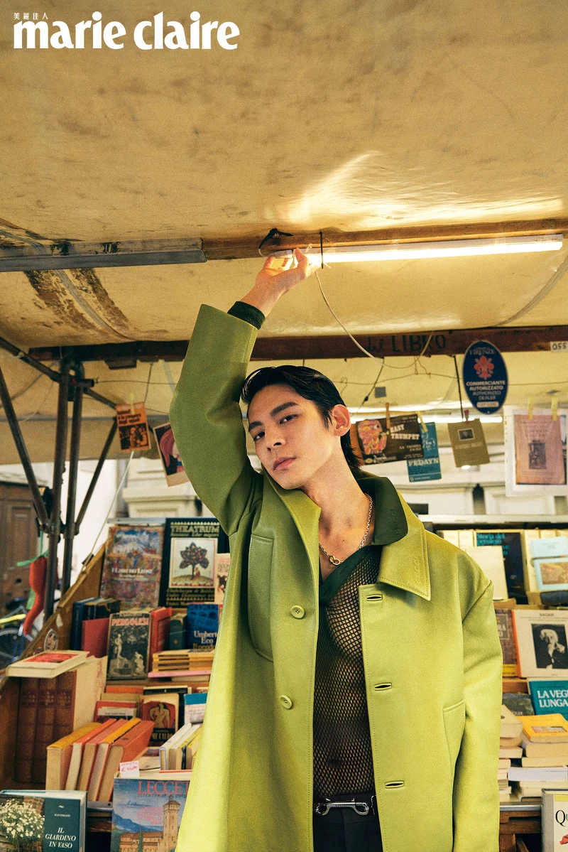 芥末黃皮大衣、綠色鏤空上衣、黑色短褲、Horsebit腰帶、Burn短靴、項鍊， All by Gucci。