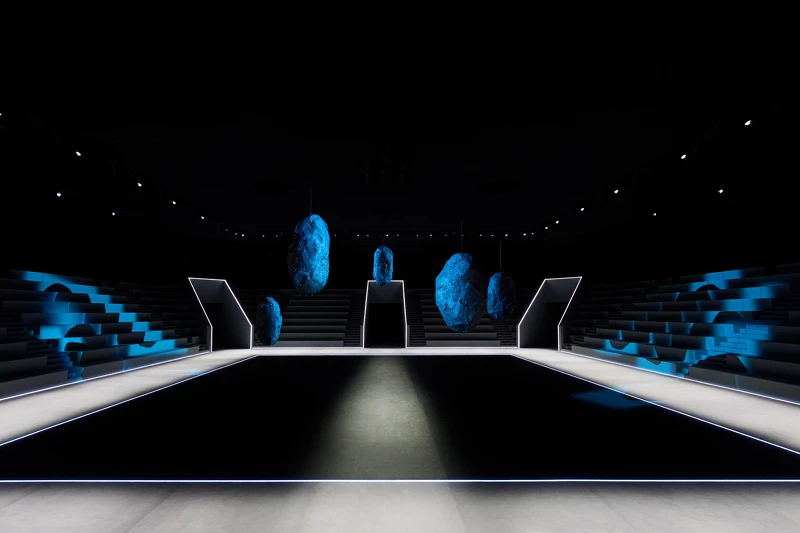 DiorAW25秀場打造成魔幻劇場。 DiorAW25秀場打造成魔幻劇場。