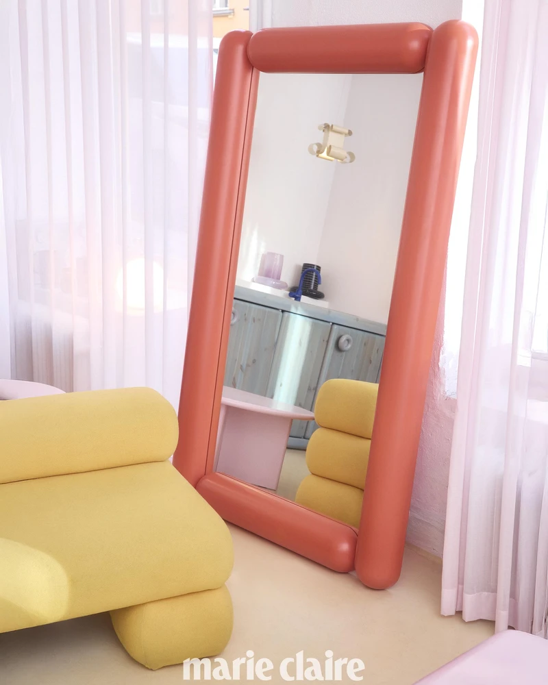 風靡社群的還有 Chunky Mirror，比起 Curvy Mirror 的小花外觀更圓滑，療癒到不行。