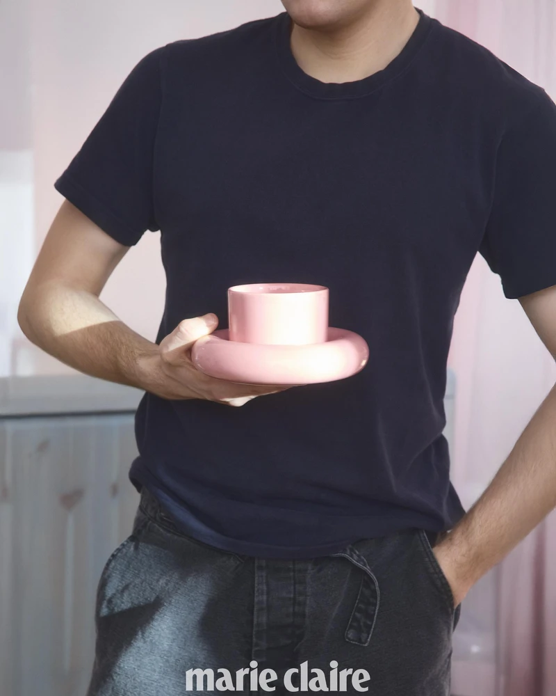 Chunky Cup 誕生於 2022 年。Gustaf 某天慢跑時突發奇想，立刻衝回家把想法畫下來。雖然無緣刷新個人最佳慢跑成績，卻意外催生 Chunky Cup，而後更開啟了一整個 Chunky 陶瓷系列的誕生，包含盤子、燭台、花盆等趣味作品。