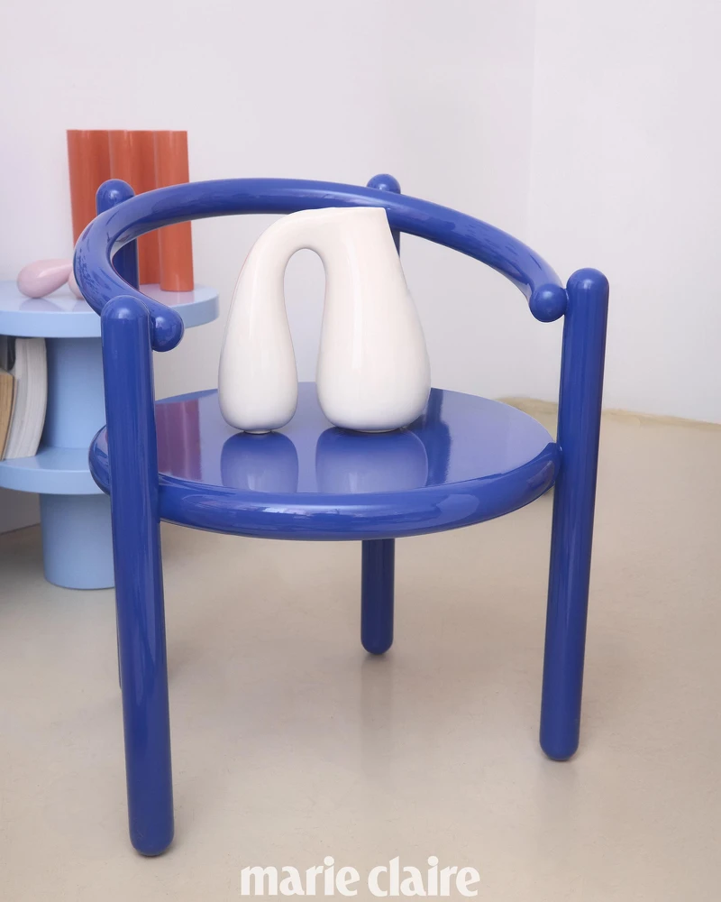 Pipe Chair 上的 Chunky Jug 像是卡通裡的角色一樣，不管是用來裝水或插花都趣味十足。