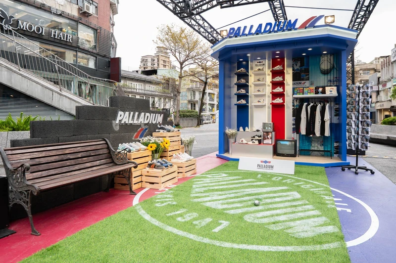 法國城市街道上最經典的書報亭展示全系列RETRO SPORT復古運動系列