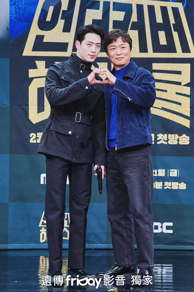 左:徐康俊;右:全裴修 左:徐康俊;右:全裴修