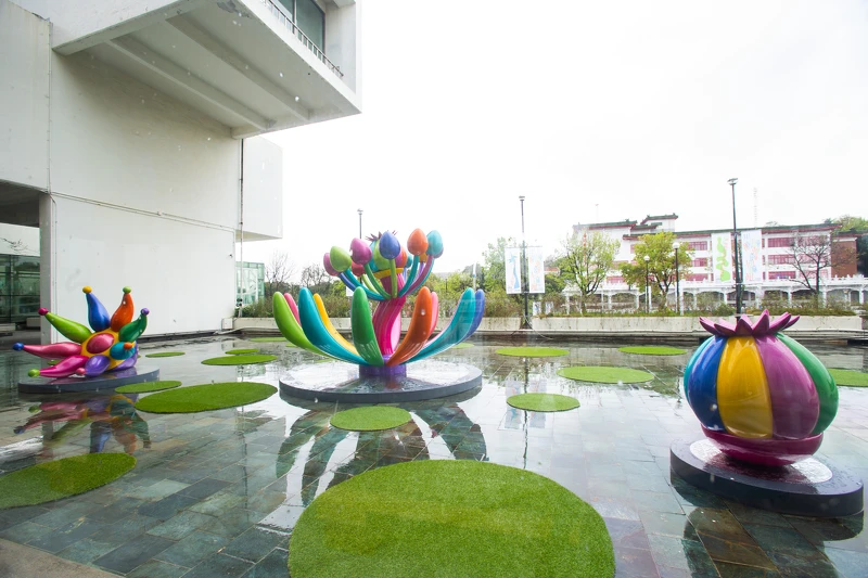 賴純純，《奇花仙境》，2019，空間裝置，尺寸依場地而定，藝術家自藏。圖像由臺北市立美術館提供。