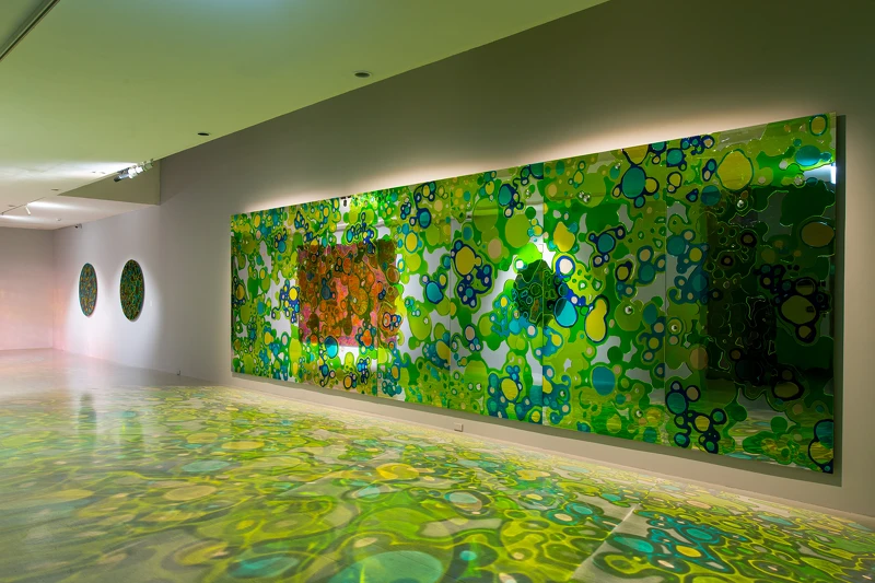 賴純純，《仙鏡奇緣》，2018，鏡版複合媒材，240 × 120公分(×7)，藝術家自藏。圖像由臺北市立美術館提供。