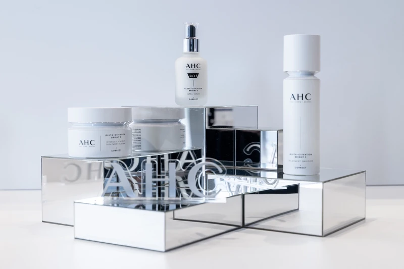 AHC醫美科研超秒晶透穀胱甘肽系列品項包括精華、水乳、雪凝霜。