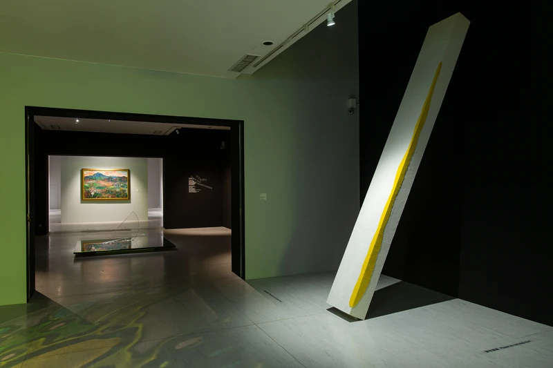 賴純純，《讚美詩》(局部)，1985，保力龍、壓克力顏料、砂、木板，366.5 × 45.3 × 20.2公分(×8)，臺北市立美術館典藏。圖像由臺北市立美術館提供。