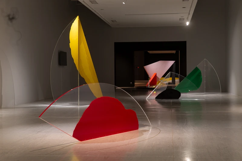 賴純純，《無去無來》，1985，有機玻璃、環氧樹脂，尺寸依場地而定，臺北市立美術館典藏。圖像由臺北市立美術館提供。