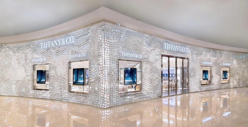 Tiffany & Co.於台北101購物中心內揭幕的全新旗艦店面，外牆由知名建築師妹島和世與西澤立衛攜手打造，以拋光鋁質框架固定的16,000塊玻璃磚，模擬原石轉化為璀璨鑽石的非凡歷程。