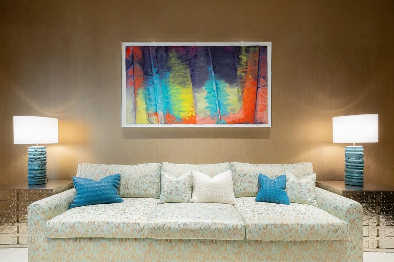 美國抽象畫家Sam Gilliam採用水彩結合日本和紙為媒材的創作，延續品牌大膽創新的藝術精神，為一樓VIP鑑賞沙龍注入鮮亮明快的個性風格。