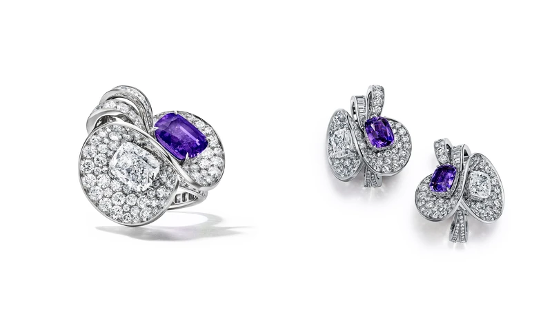 (左) 2024 Blue Book高級珠寶Tiffany Céleste—獨角綺夢（Unicorn）系列_鉑金鑲嵌一顆重逾5克拉的未經優化處理紫色藍寶石及一顆逾3克拉的枕形切割鑽石及鑽石戒指。(右) 2024 Blue Book高級珠寶Tiffany Céleste—獨角綺夢（Unicorn）系列_鉑金鑲嵌兩顆重逾4克拉的未經優化處理紫色藍寶石及兩顆逾3克拉的枕形切割鑽石及鑽石耳環