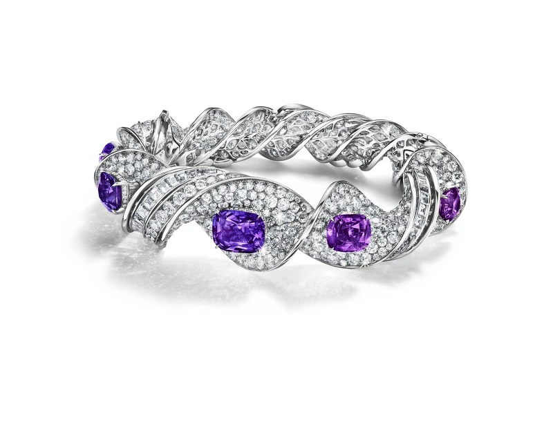 2024 Blue Book高級珠寶Tiffany Céleste—獨角綺夢（Unicorn）系列_鉑金與18K 白金鑲嵌未經優化處理的粉紅藍寶石、一顆紫色藍寶石和鑽石手環